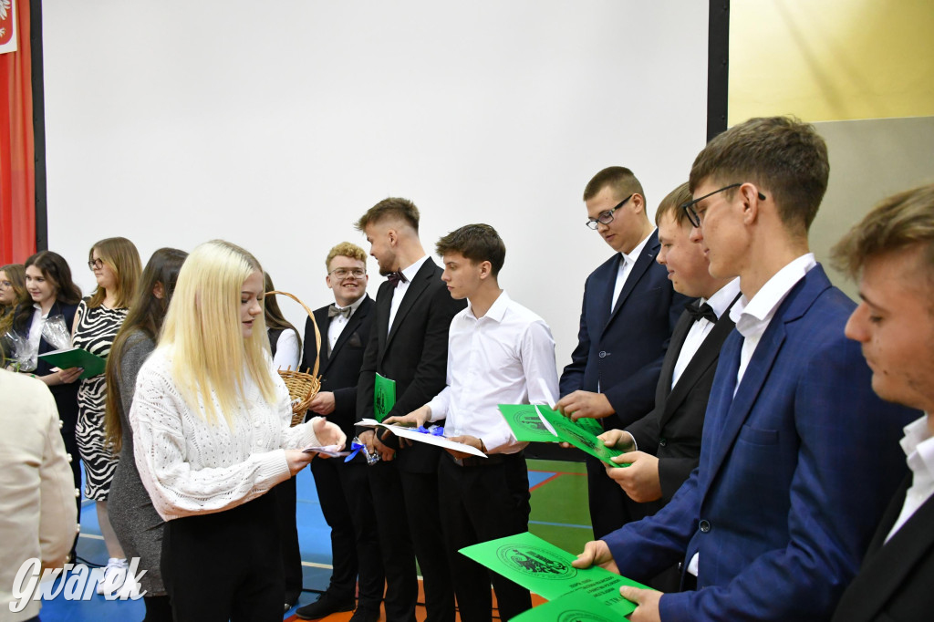 Maturzyści z Rolnika przyjechali traktorami