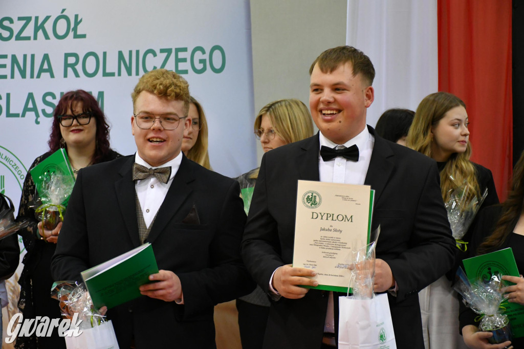 Maturzyści z Rolnika przyjechali traktorami