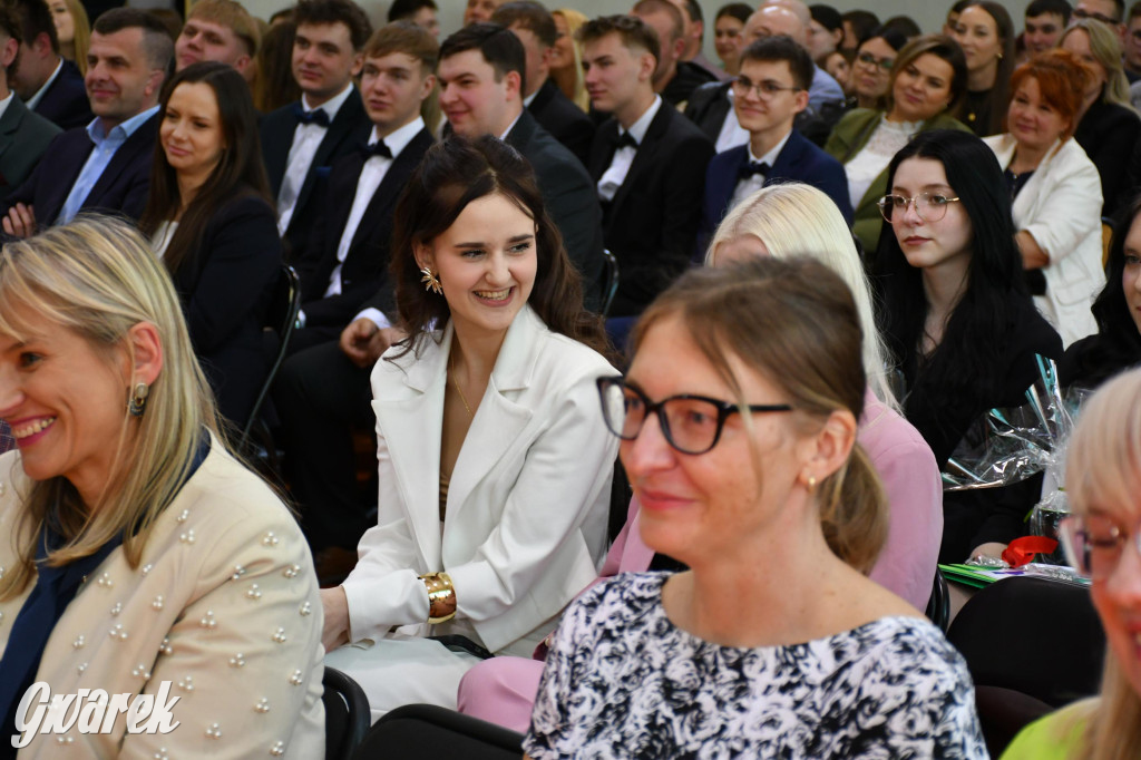 Maturzyści z Rolnika przyjechali traktorami