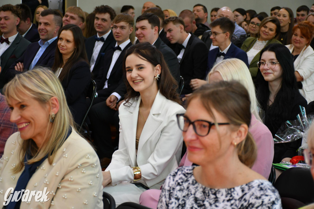 Maturzyści z Rolnika przyjechali traktorami