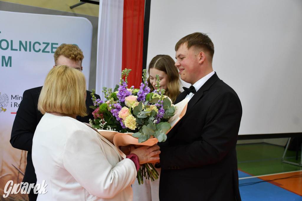 Maturzyści z Rolnika przyjechali traktorami