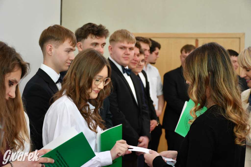 Maturzyści z Rolnika przyjechali traktorami