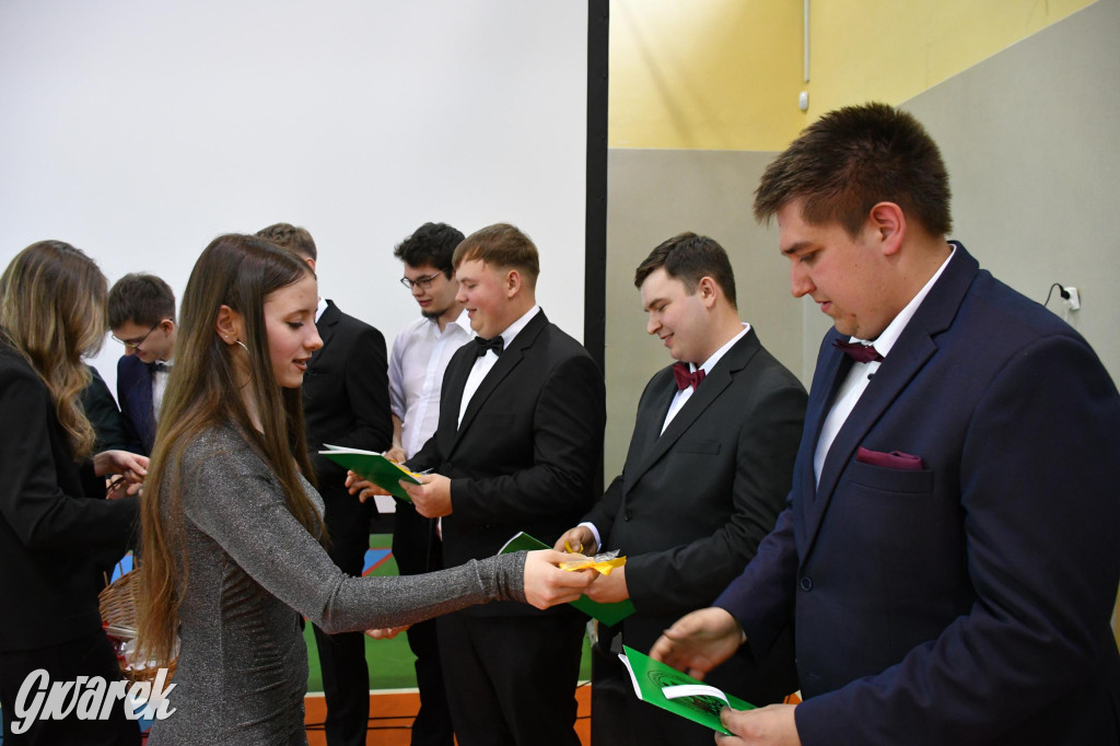 Maturzyści z Rolnika przyjechali traktorami