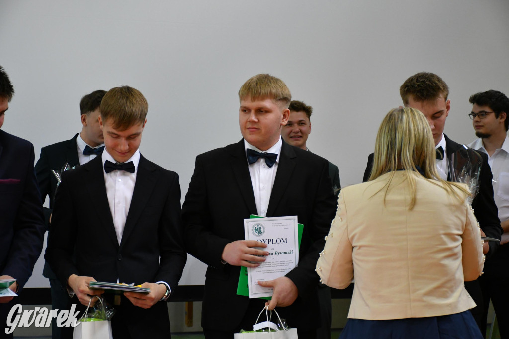 Maturzyści z Rolnika przyjechali traktorami