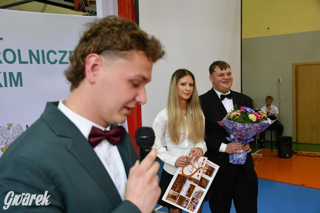 Maturzyści z Rolnika przyjechali traktorami