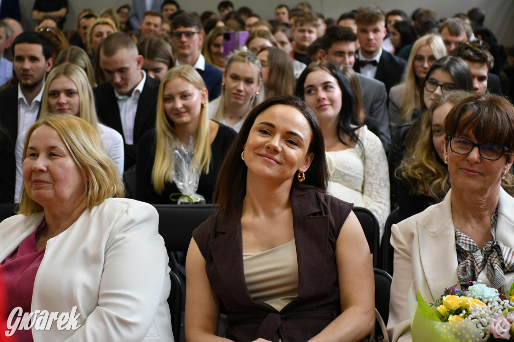 Maturzyści z Rolnika przyjechali traktorami