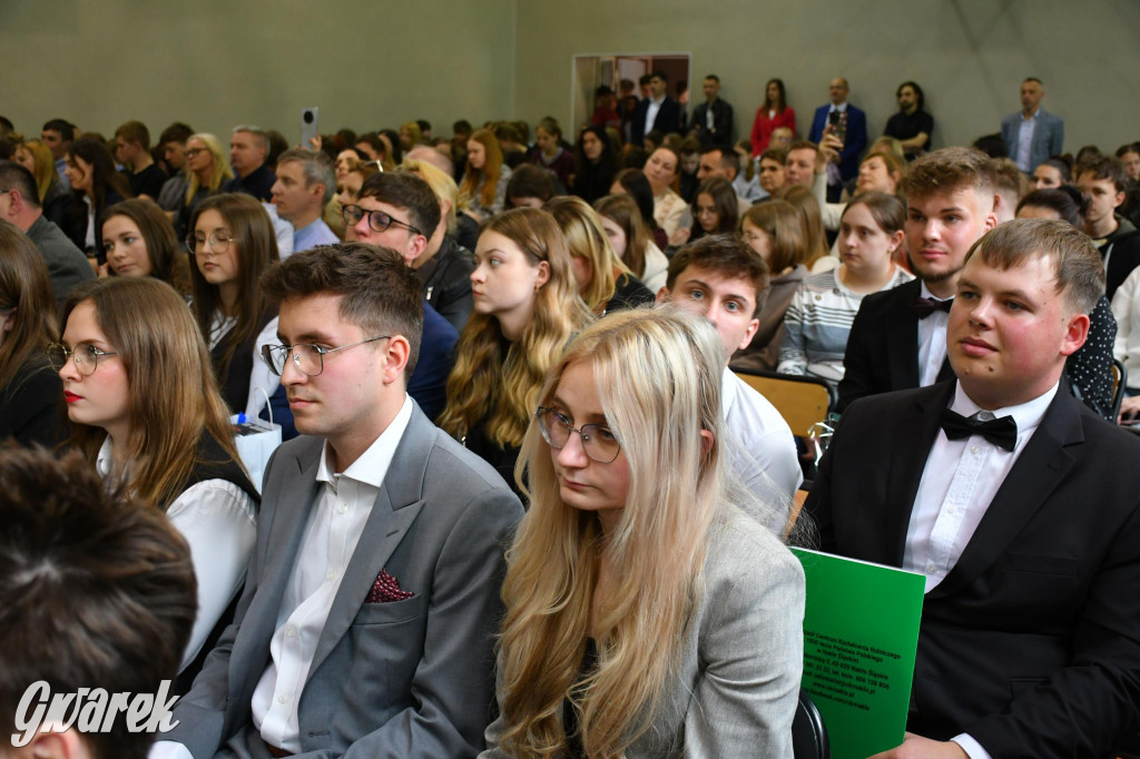 Maturzyści z Rolnika przyjechali traktorami