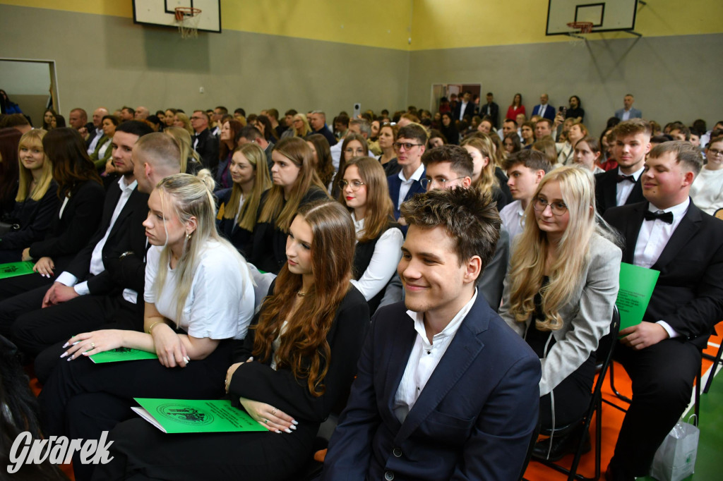 Maturzyści z Rolnika przyjechali traktorami