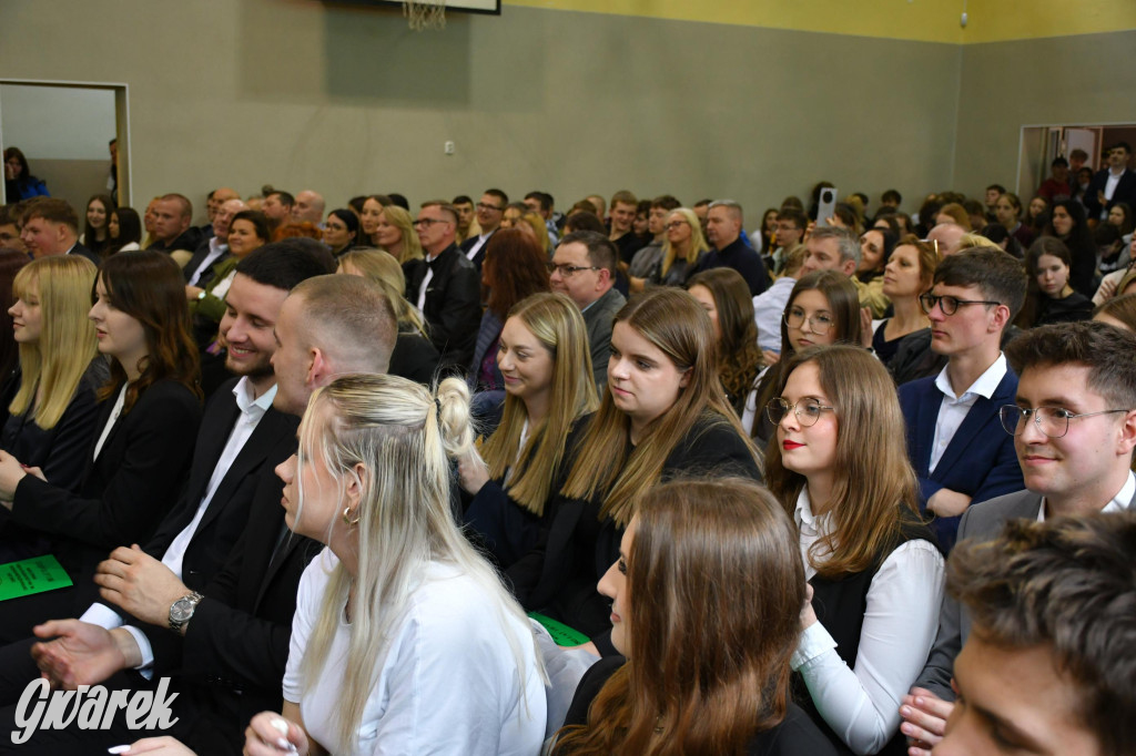 Maturzyści z Rolnika przyjechali traktorami