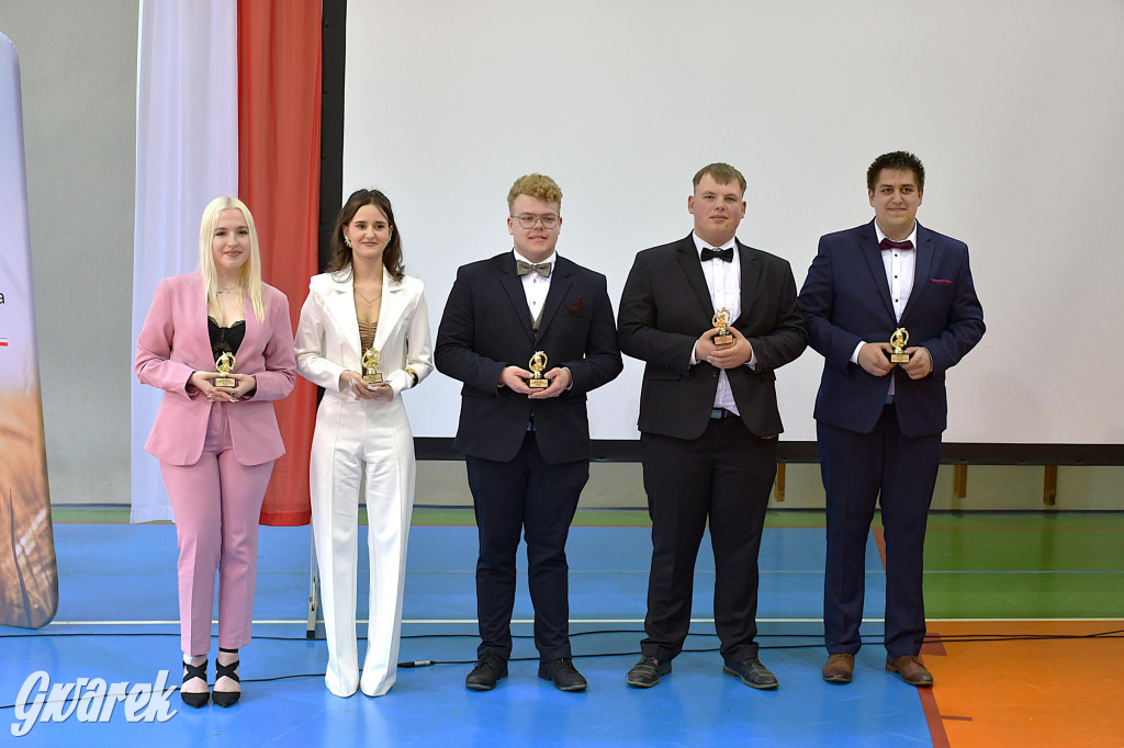 Maturzyści z Rolnika przyjechali traktorami