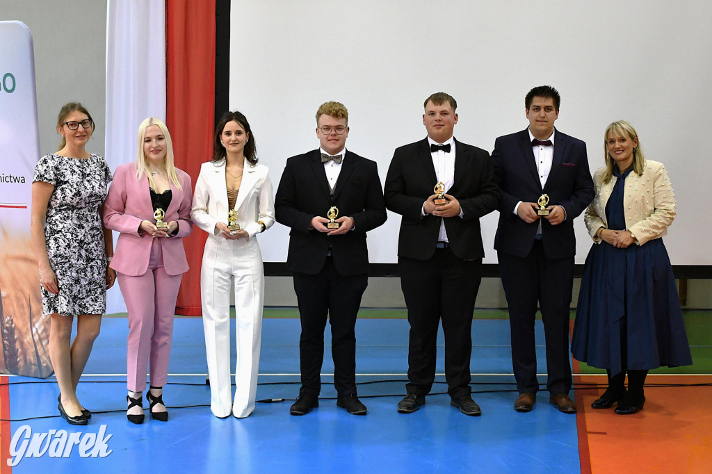 Maturzyści z Rolnika przyjechali traktorami