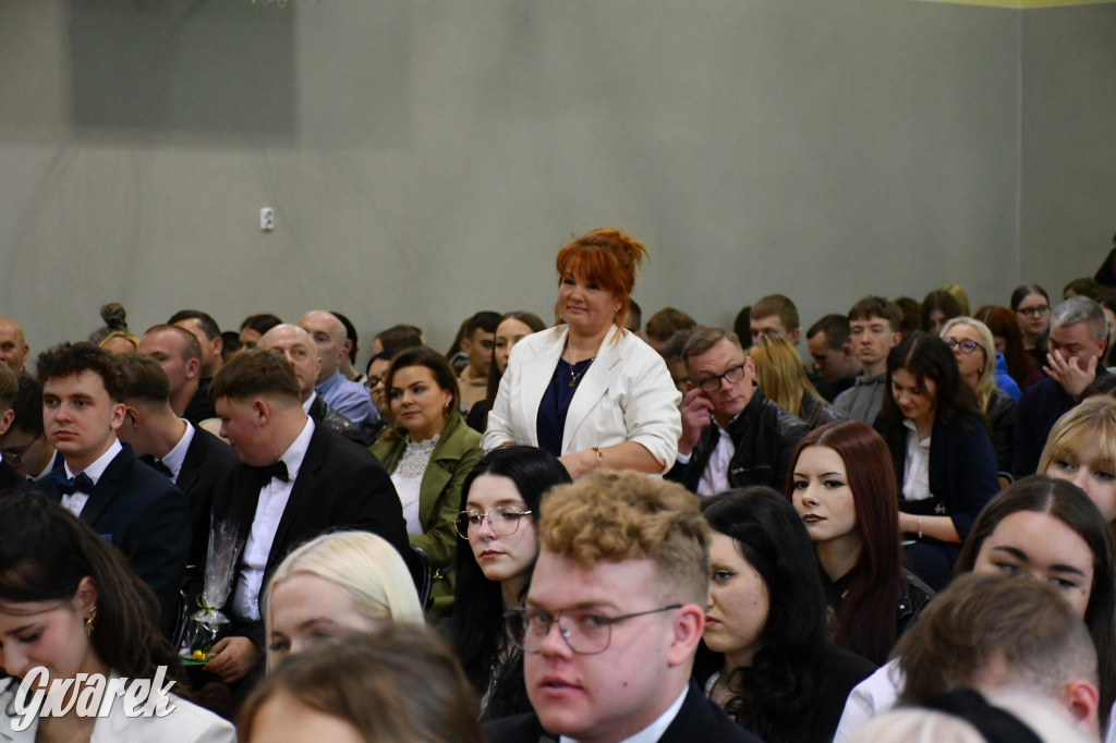 Maturzyści z Rolnika przyjechali traktorami