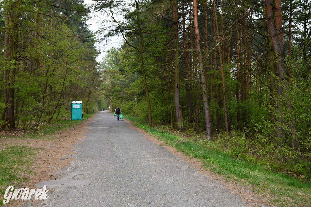 Zalew Nakło Chechło. Sprzątanie i strażackie manewry