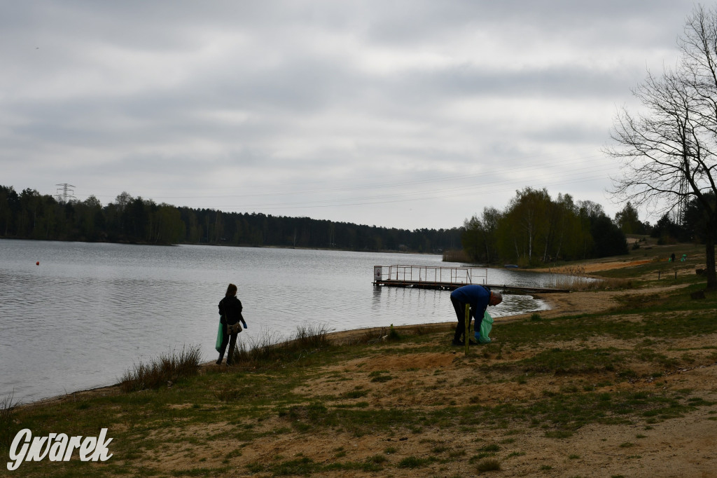 Zalew Nakło Chechło. Sprzątanie i strażackie manewry