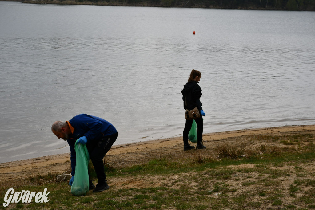 Zalew Nakło Chechło. Sprzątanie i strażackie manewry