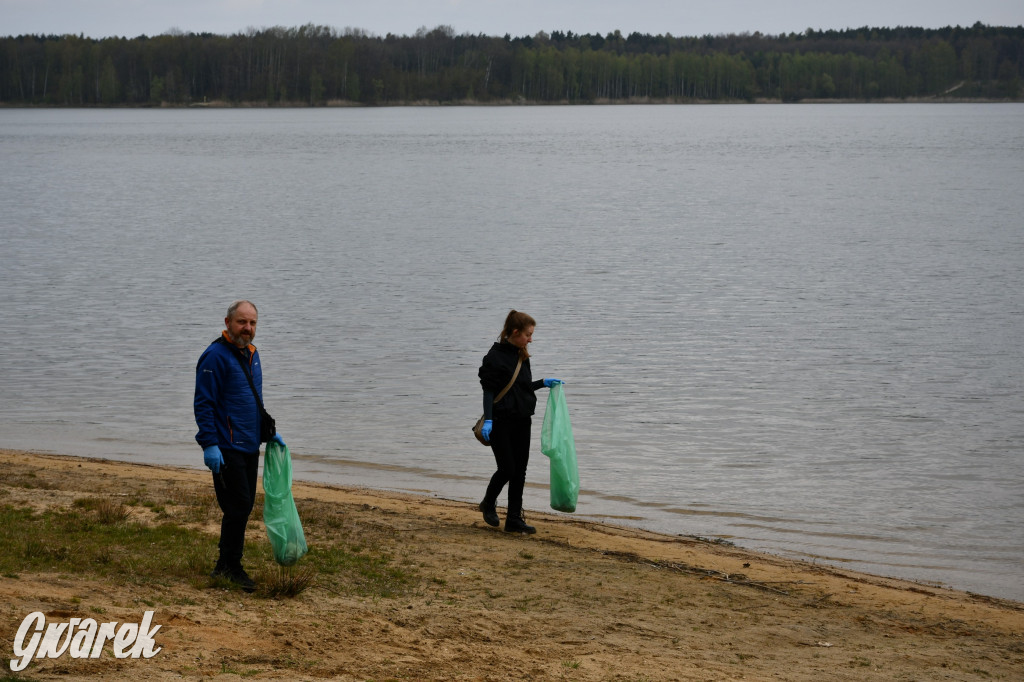 Zalew Nakło Chechło. Sprzątanie i strażackie manewry