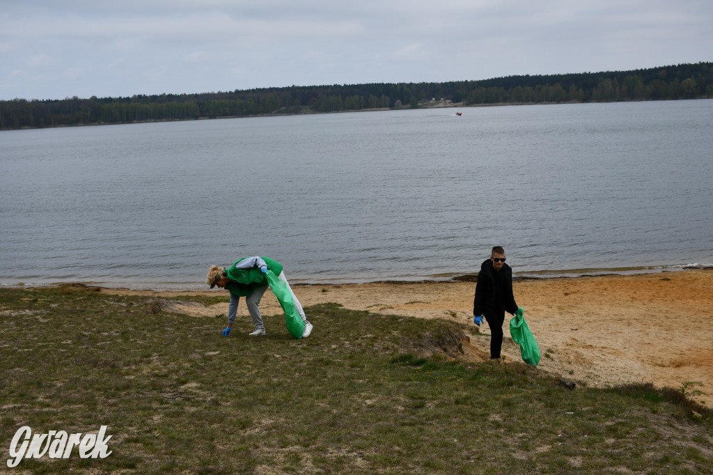 Zalew Nakło Chechło. Sprzątanie i strażackie manewry