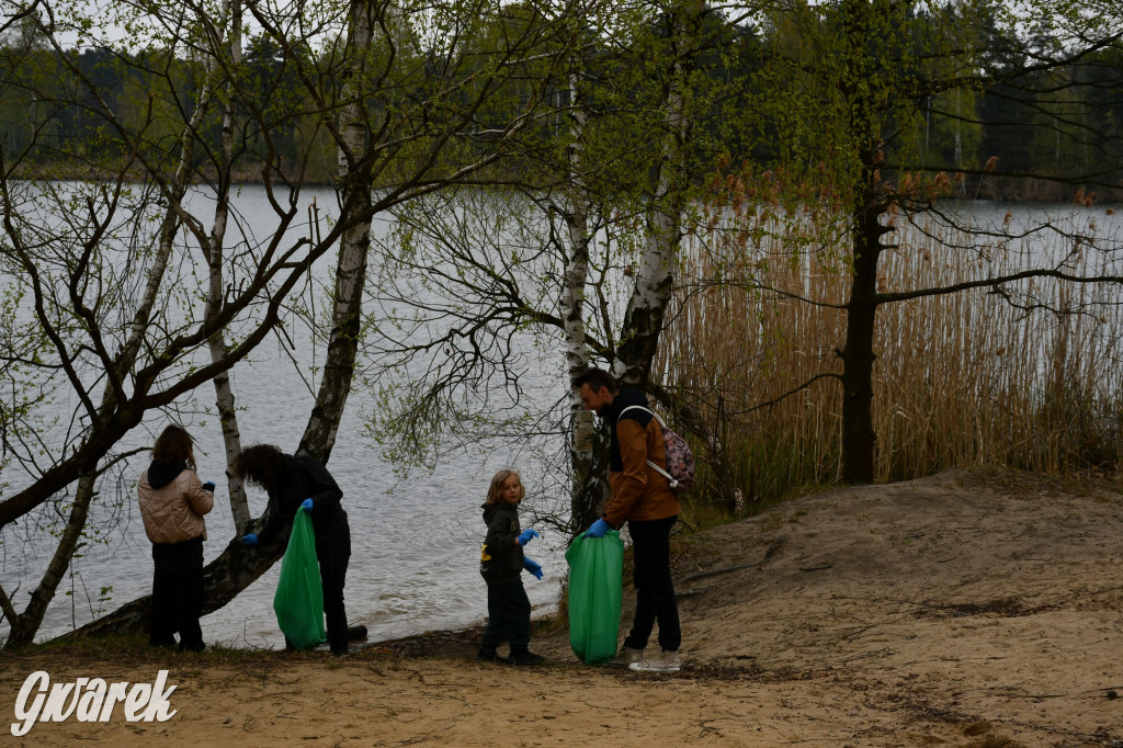 Zalew Nakło Chechło. Sprzątanie i strażackie manewry