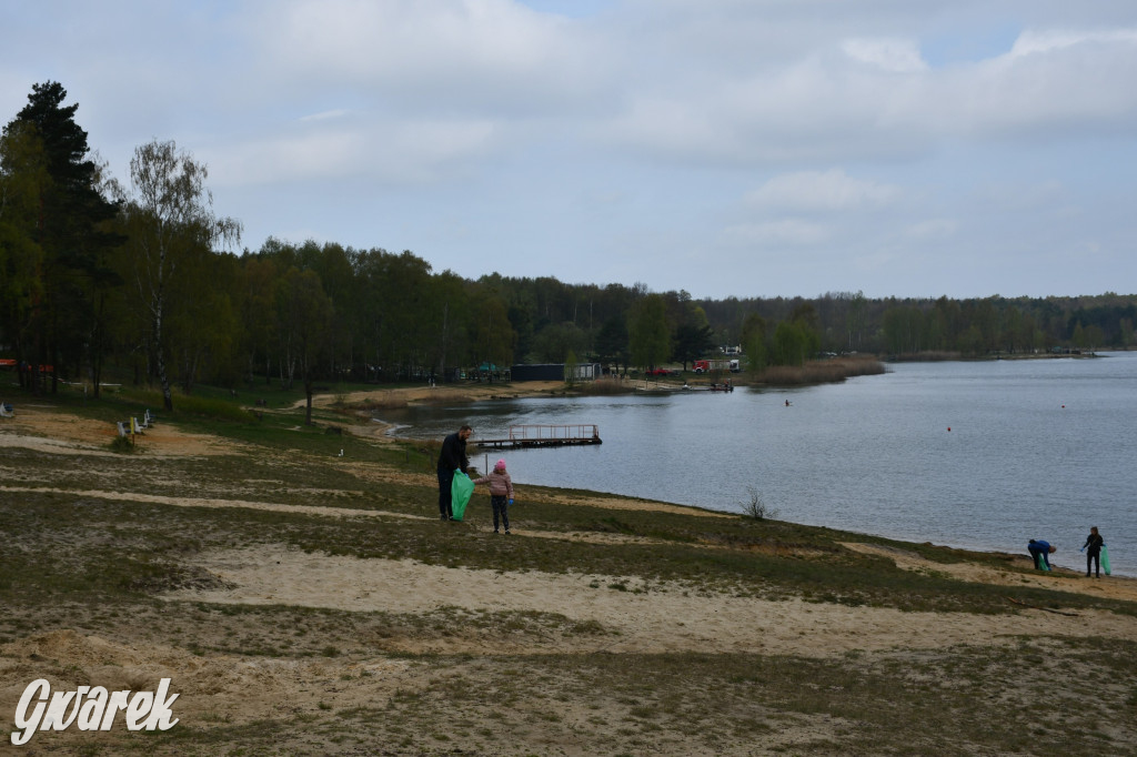 Zalew Nakło Chechło. Sprzątanie i strażackie manewry