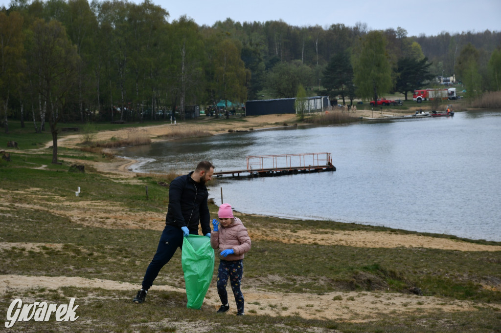 Zalew Nakło Chechło. Sprzątanie i strażackie manewry