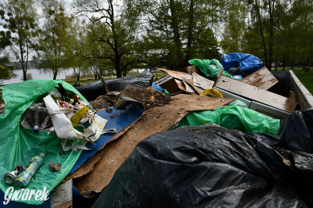 Zalew Nakło Chechło. Sprzątanie i strażackie manewry