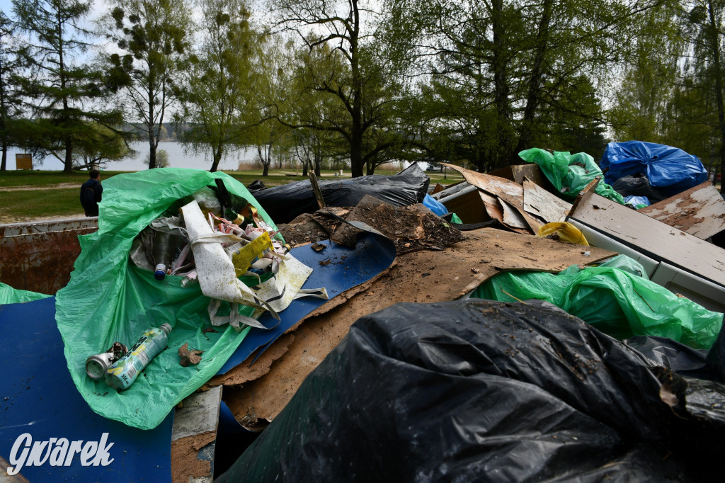 Zalew Nakło Chechło. Sprzątanie i strażackie manewry