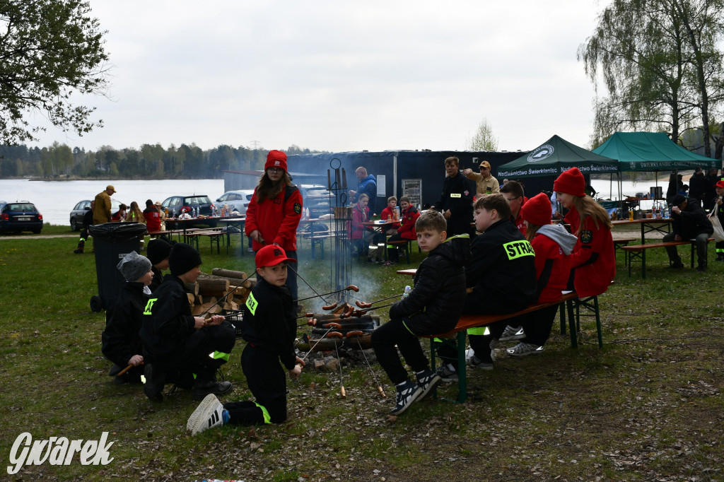 Zalew Nakło Chechło. Sprzątanie i strażackie manewry
