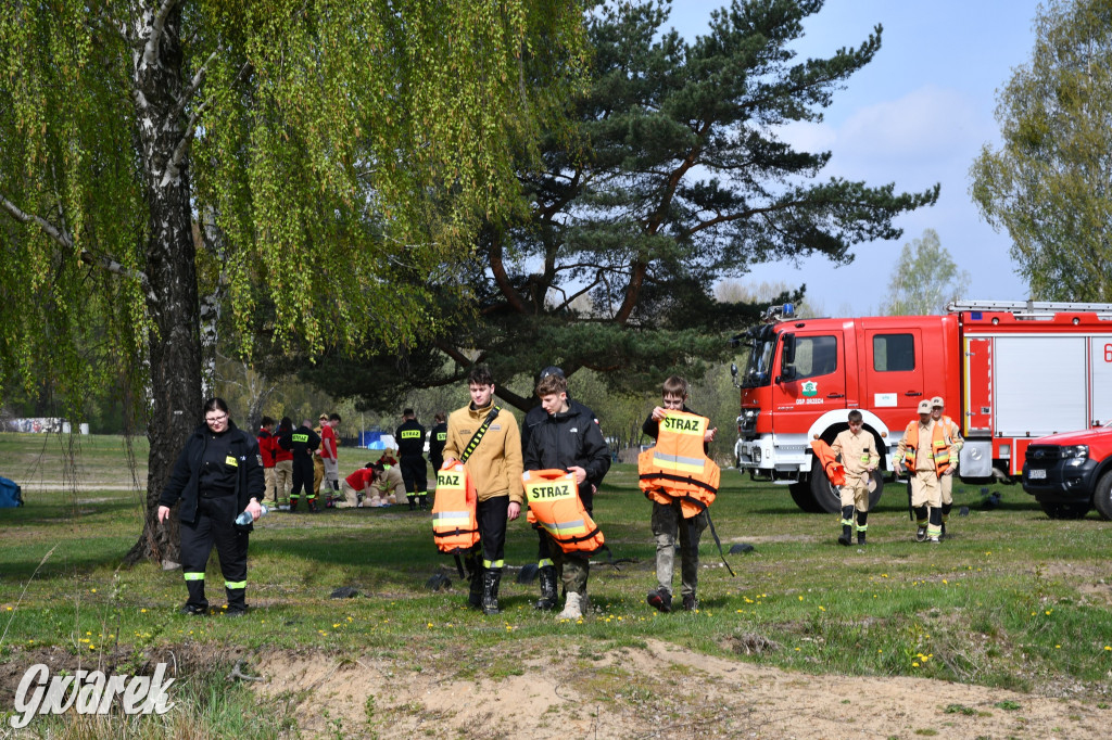 Zalew Nakło Chechło. Sprzątanie i strażackie manewry