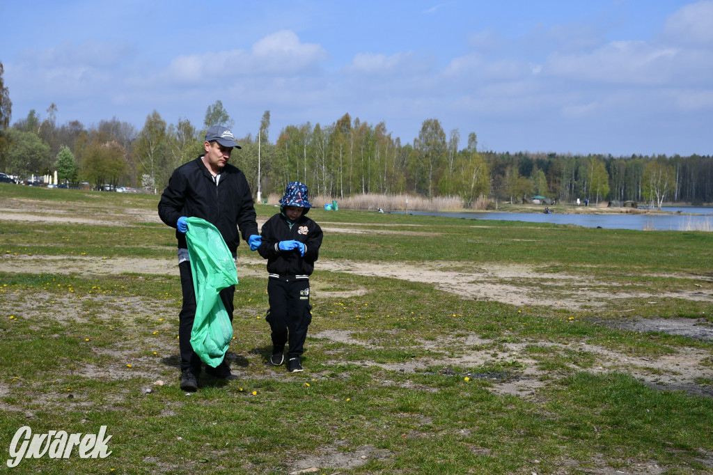 Zalew Nakło Chechło. Sprzątanie i strażackie manewry