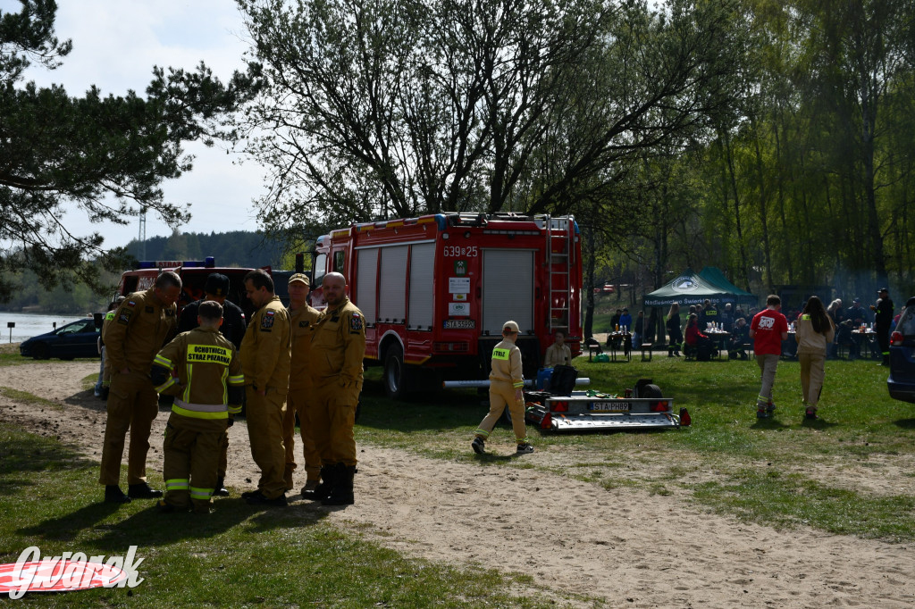 Zalew Nakło Chechło. Sprzątanie i strażackie manewry