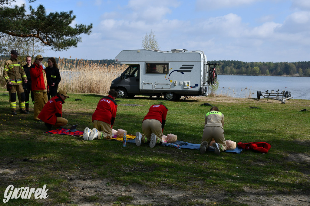 Zalew Nakło Chechło. Sprzątanie i strażackie manewry