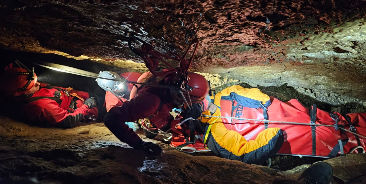 Strażacy z Radzionkowa w akcji w jaskiniach