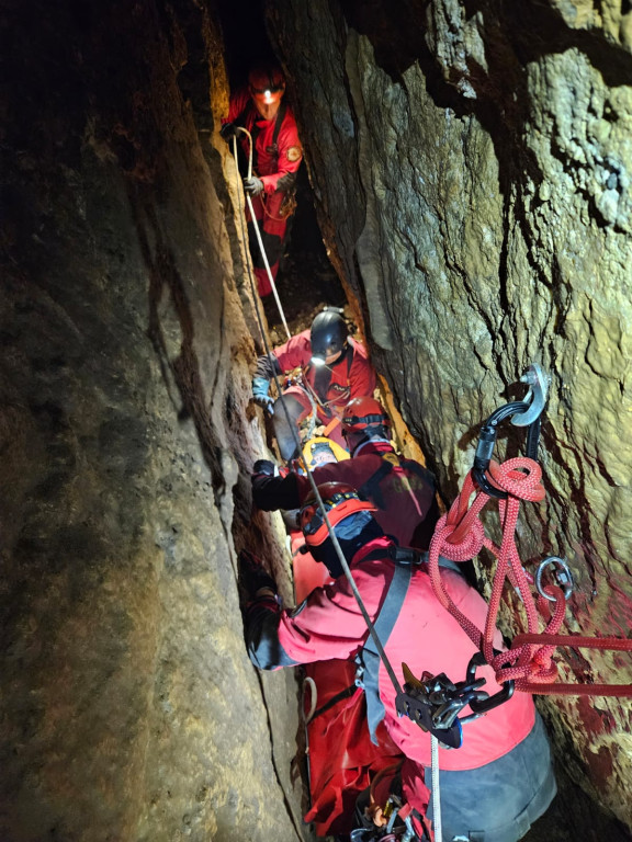 Strażacy z Radzionkowa w akcji w jaskiniach