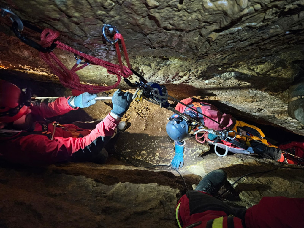 Strażacy z Radzionkowa w akcji w jaskiniach