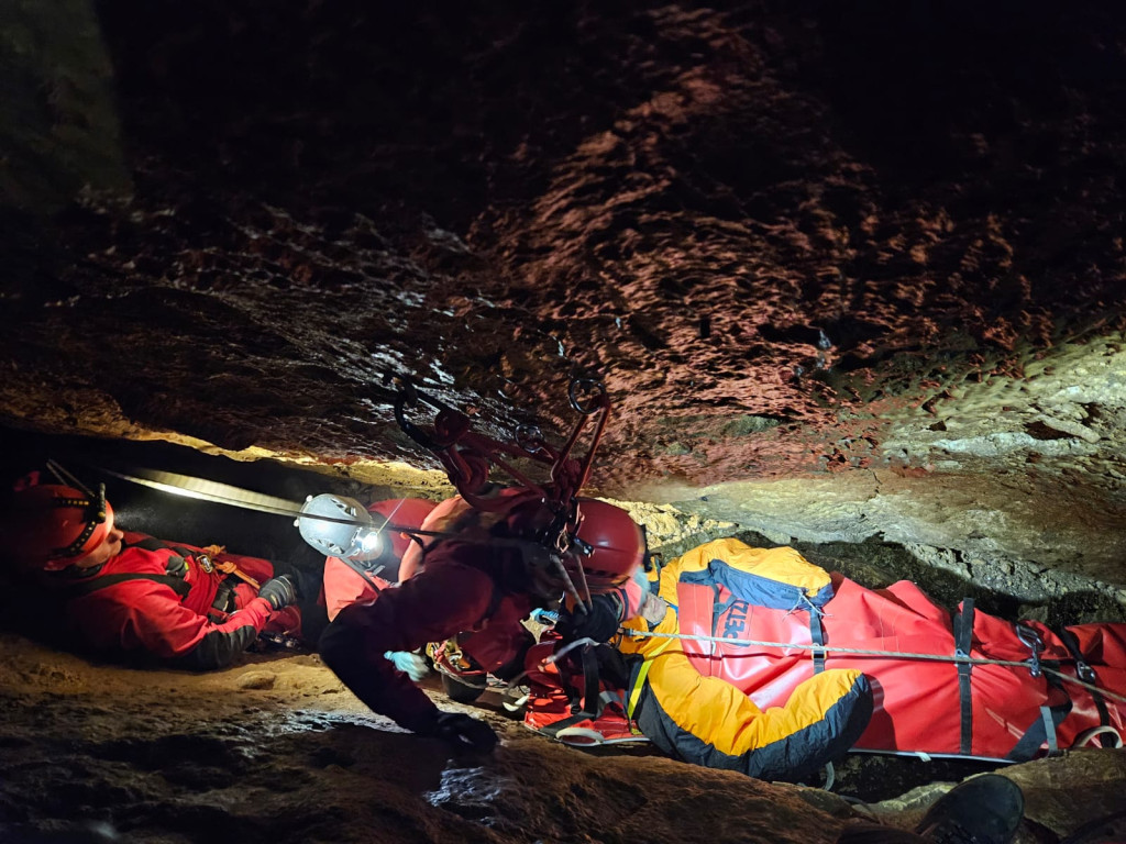 Strażacy z Radzionkowa w akcji w jaskiniach