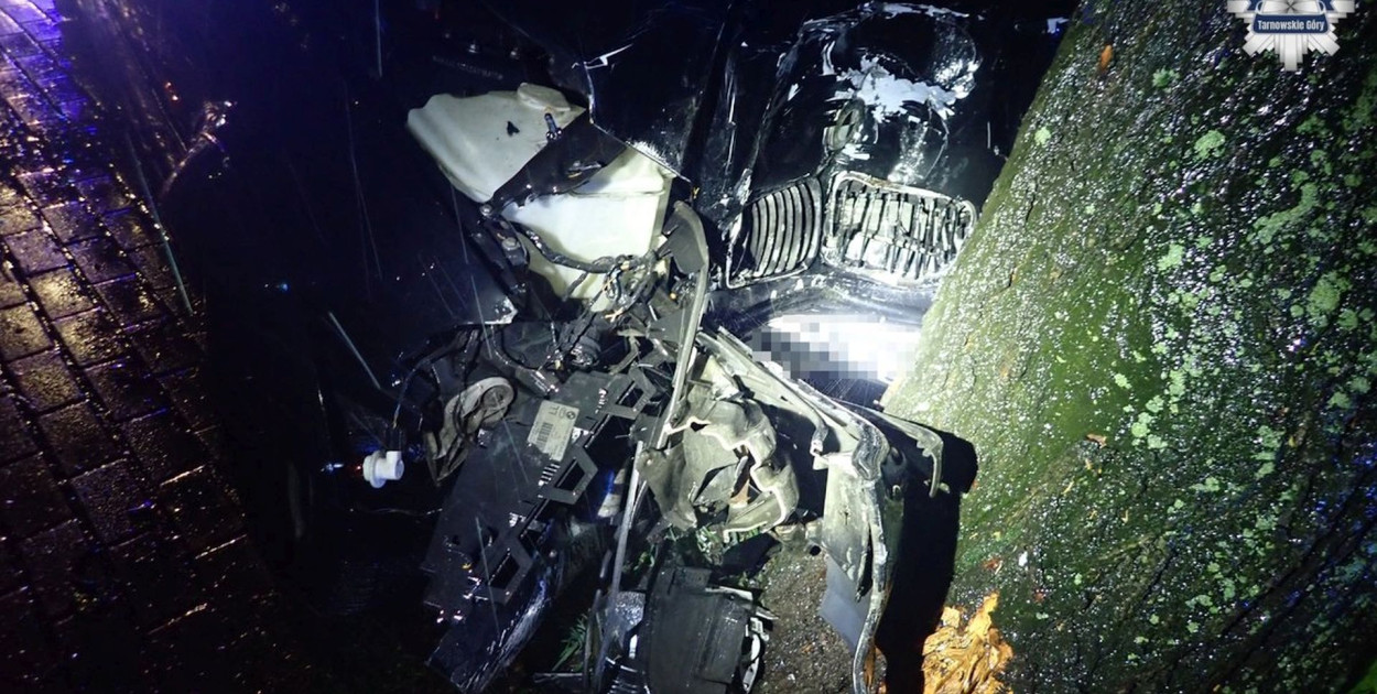 Nocny wypadek w Radzionkowie. BMW uderzyło w drzewo