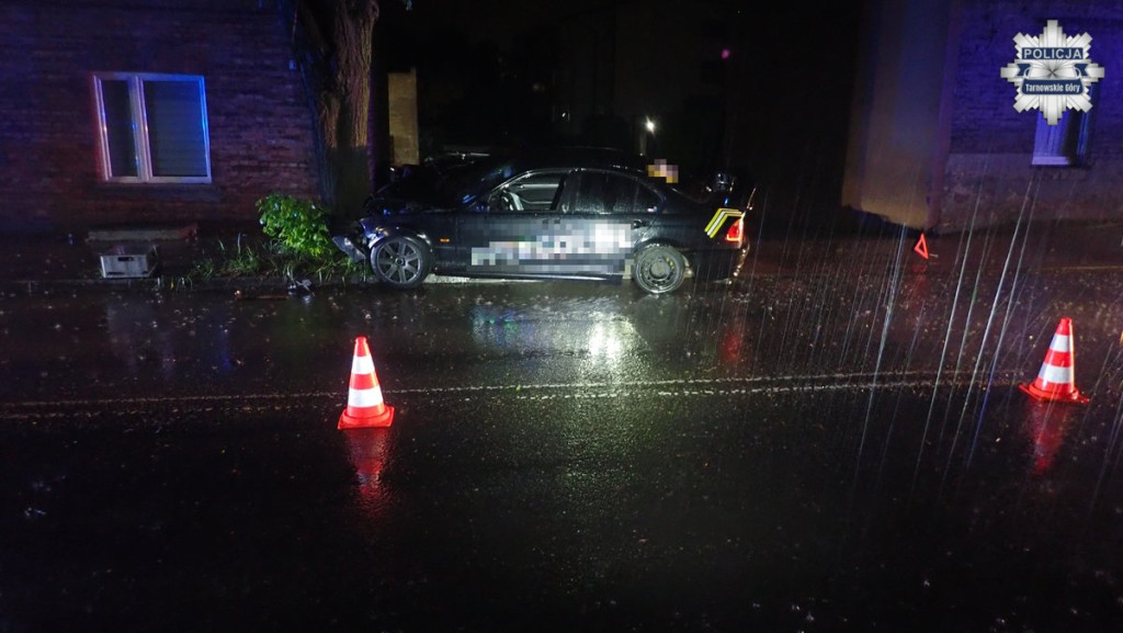 Nocny wypadek w Radzionkowie. BMW uderzyło w drzewo