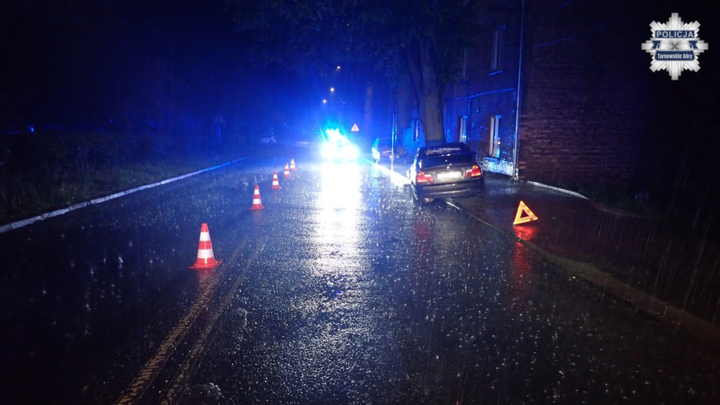 Nocny wypadek w Radzionkowie. BMW uderzyło w drzewo