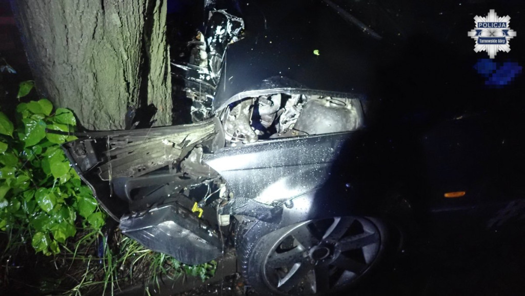 Nocny wypadek w Radzionkowie. BMW uderzyło w drzewo