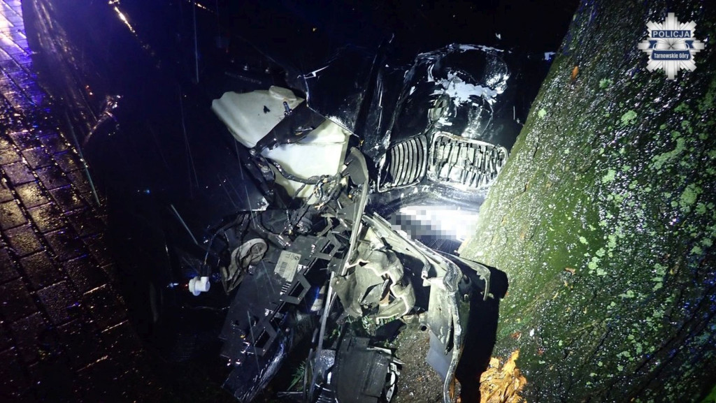 Nocny wypadek w Radzionkowie. BMW uderzyło w drzewo