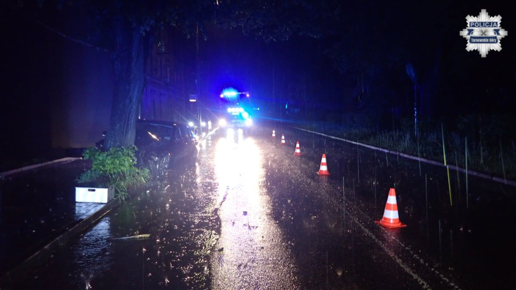 Nocny wypadek w Radzionkowie. BMW uderzyło w drzewo
