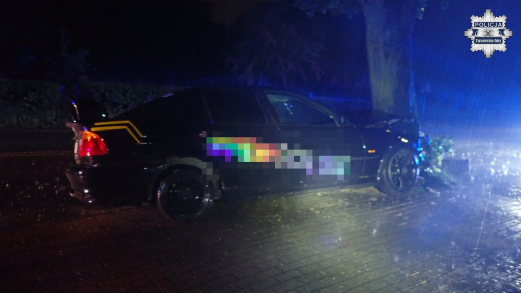 Nocny wypadek w Radzionkowie. BMW uderzyło w drzewo