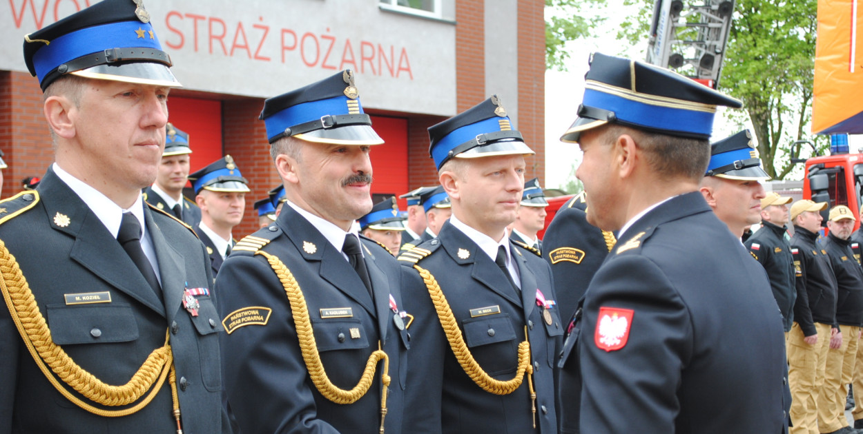 Strażacy świętowali. Uroczysty apel w piekarskiej komendzie