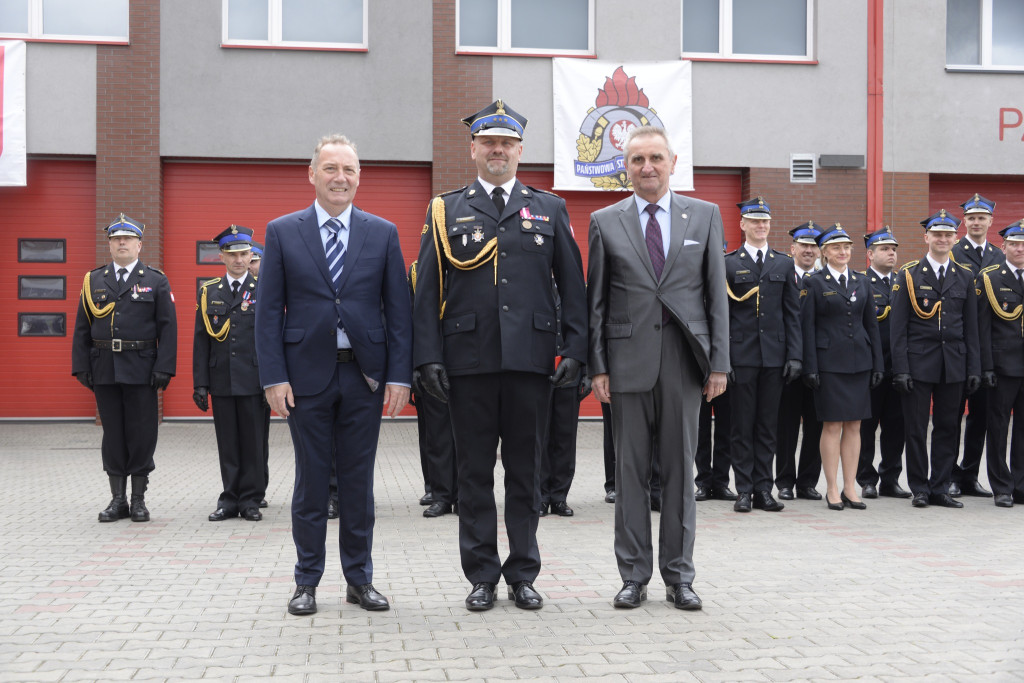 Strażacy świętowali. Uroczysty apel w piekarskiej komendzie