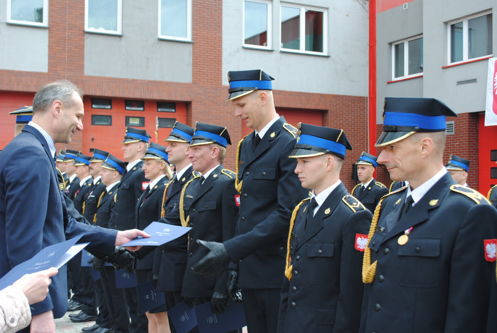 Strażacy świętowali. Uroczysty apel w piekarskiej komendzie