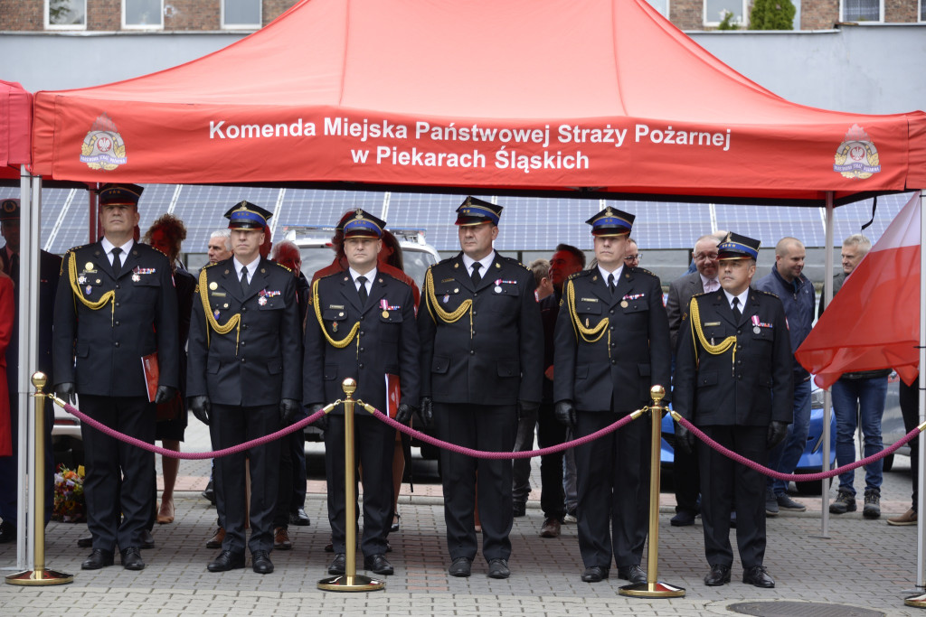 Strażacy świętowali. Uroczysty apel w piekarskiej komendzie