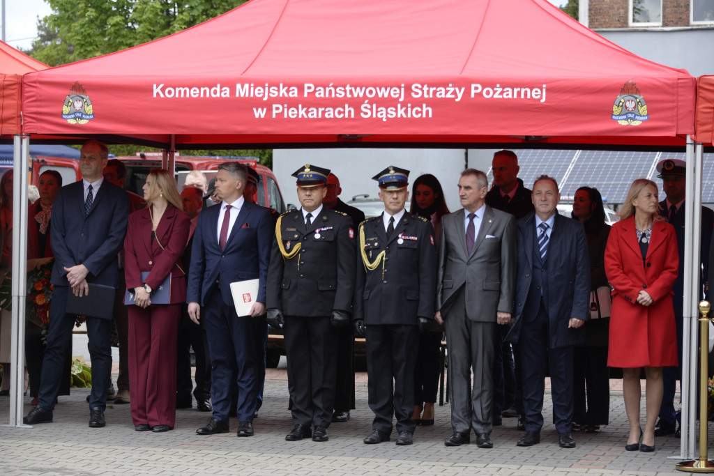 Strażacy świętowali. Uroczysty apel w piekarskiej komendzie