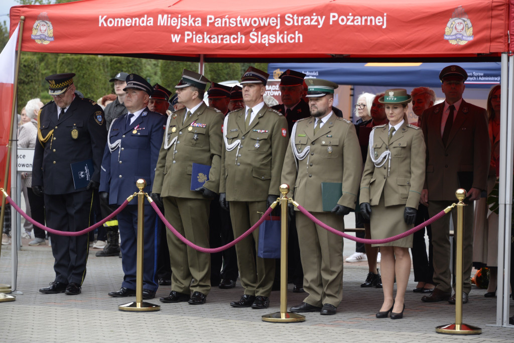 Strażacy świętowali. Uroczysty apel w piekarskiej komendzie