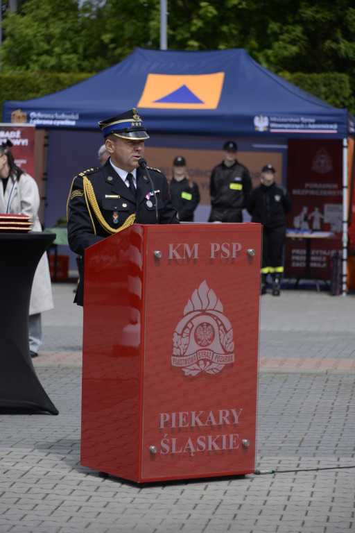Strażacy świętowali. Uroczysty apel w piekarskiej komendzie