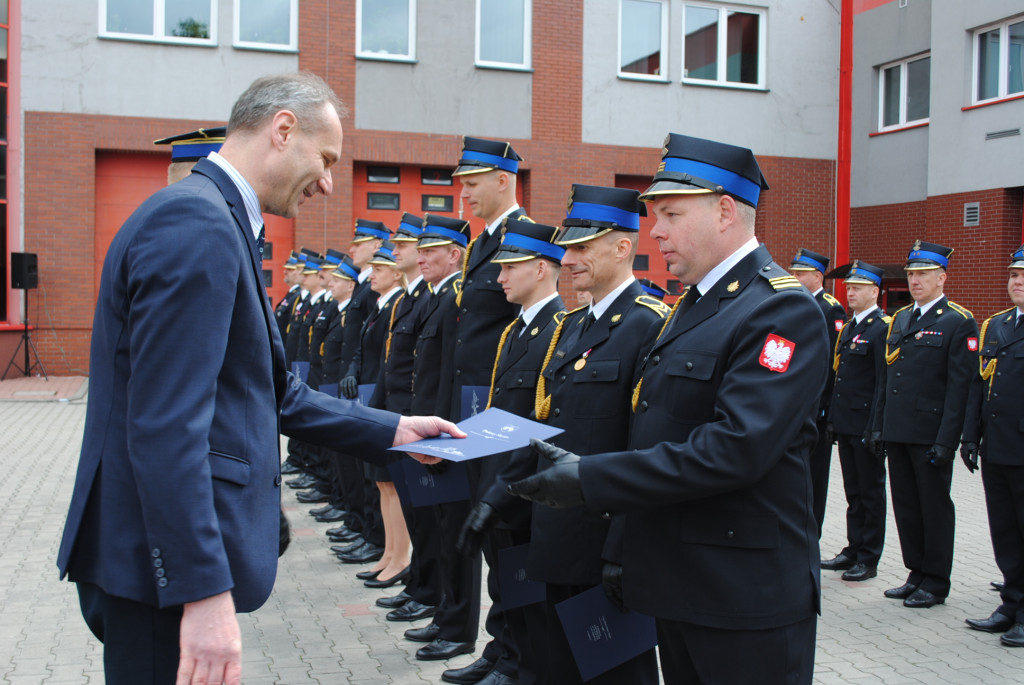 Strażacy świętowali. Uroczysty apel w piekarskiej komendzie